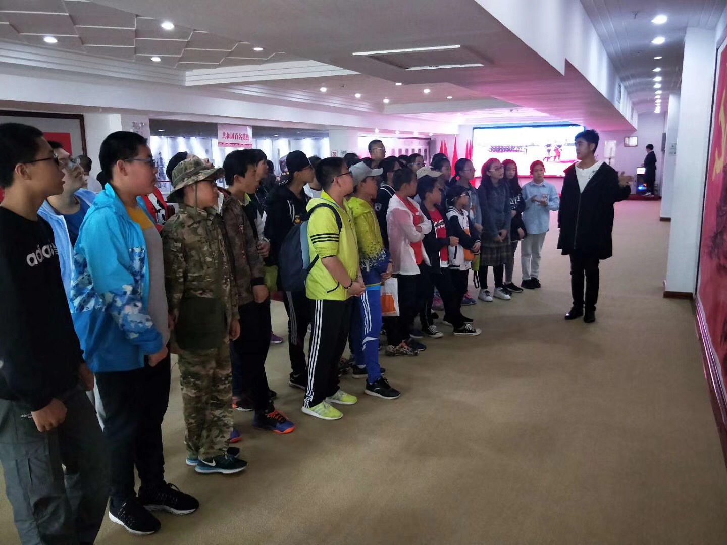中小学生走进磁山爱国主义教育展览馆 (11)